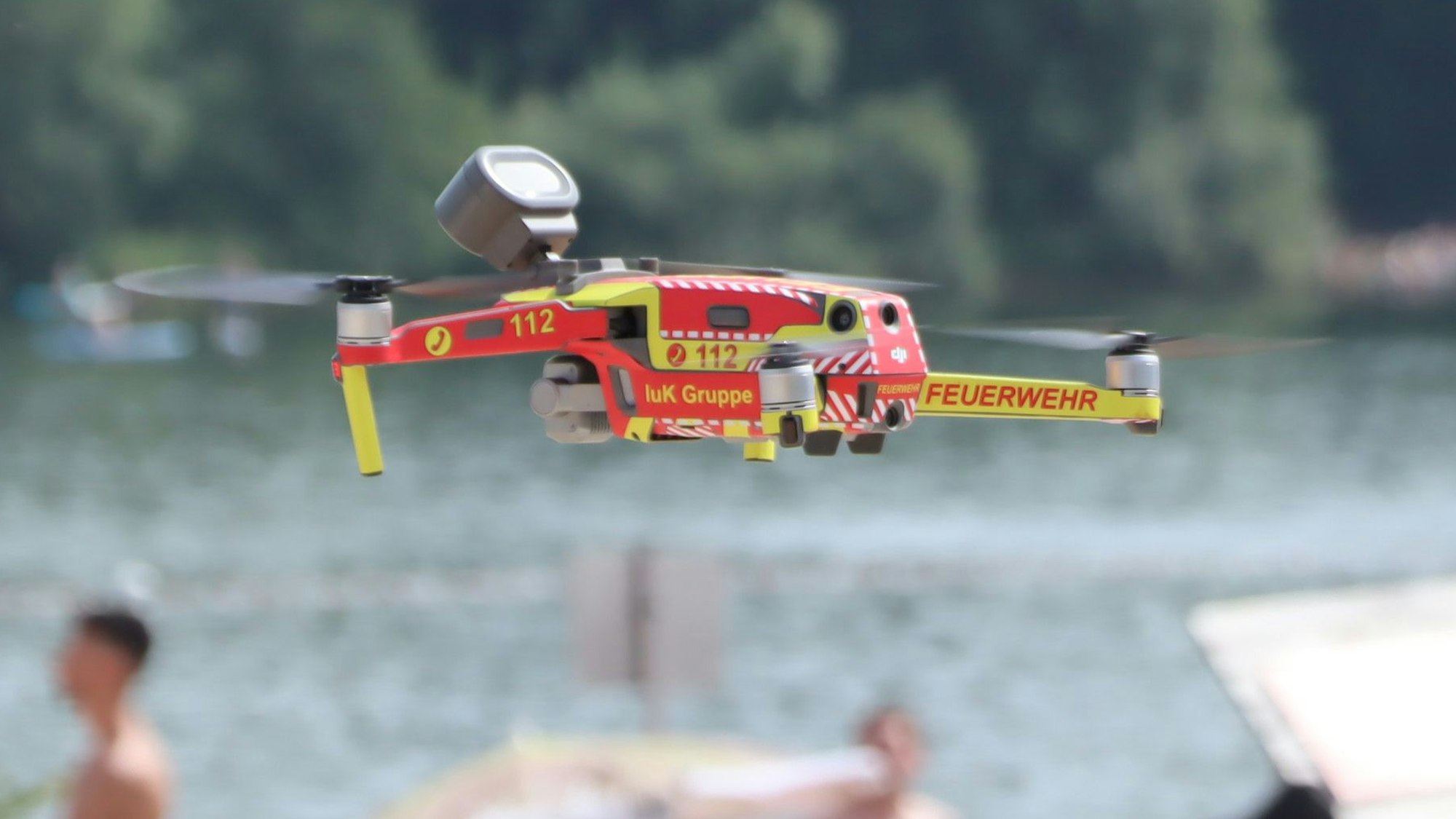 Auf dem Foto ist eine Drohne der Feuerwehr Hürth zu sehen. Mit ihrer Hilfe haben die Einsatzkräfte nach einem vermissten Badegast im Otto-Maigler-See gesucht.