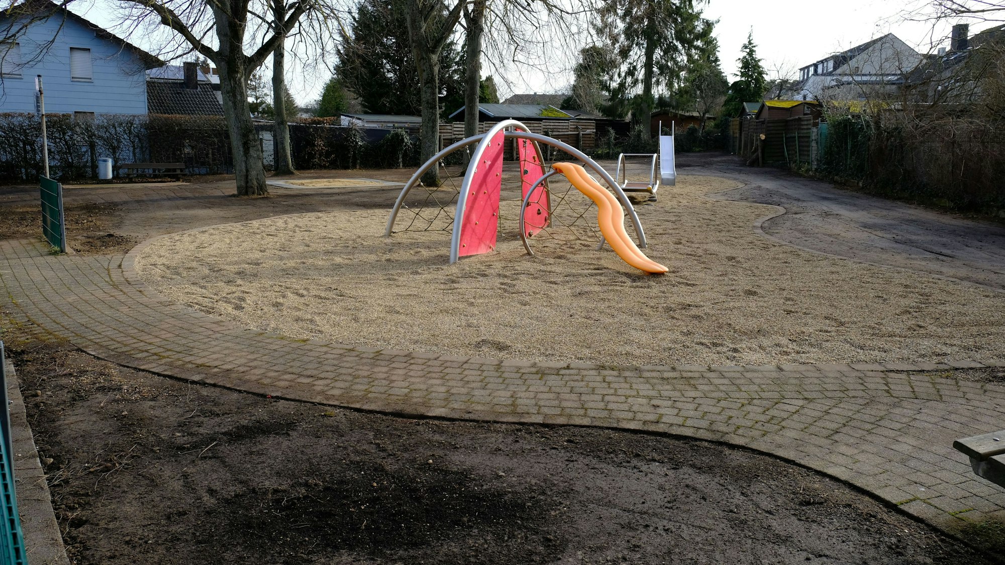 Ein Kinderspielplatz mit einigen Spielgeräten in Mechernich. An einigen Stellen fehlt noch der Rollrasen.