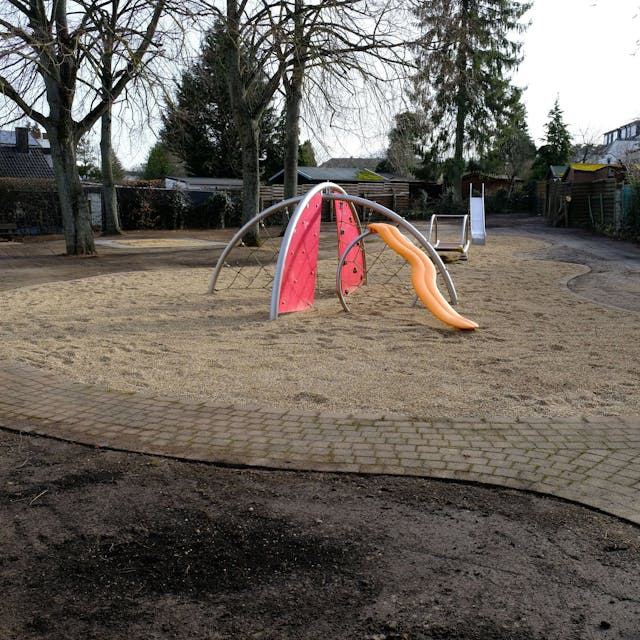 Ein Kinderspielplatz mit einigen Spielgeräten in Mechernich. An einigen Stellen fehlt noch der Rollrasen.