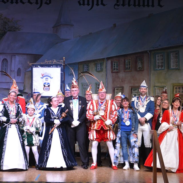Tollitäten und andere Karnevalisten stehen dicht gedrängt auf der Bühne des Zülpicher Forums.