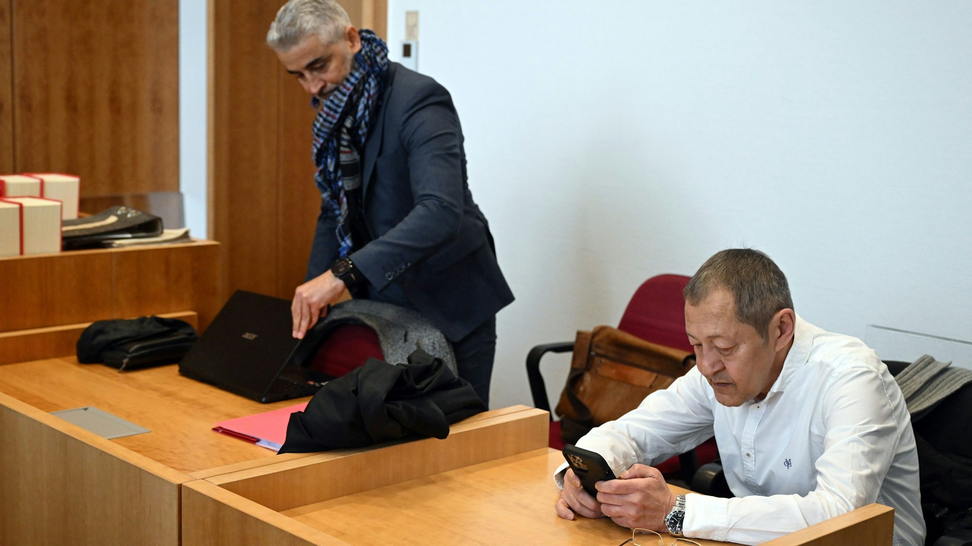 Der Autor und Blogger Akif Pirincci (r) und sein Rechtsanwalt Mustafa Kaplan warten im Gerichtssaal des Amtsgerichts Bonn auf den Beginn der Verhandlung.