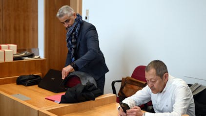 Der Autor und Blogger Akif Pirincci (r) und sein Rechtsanwalt Mustafa Kaplan warten im Gerichtssaal des Amtsgerichts Bonn auf den Beginn der Verhandlung.