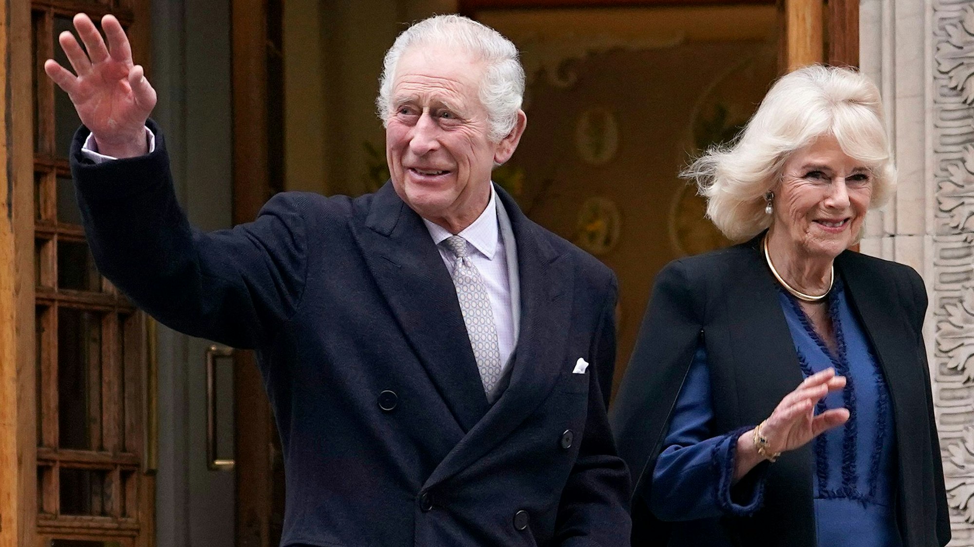 König Charles III. und Königin Camilla verlassen die Londoner Klinik, nachdem König Charles III. wegen einer vergrößerten Prostata behandelt wurde.