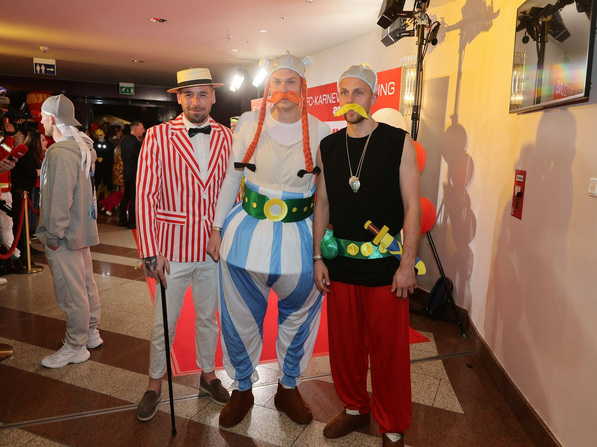 Das Torwart-Trio des 1. FC Köln. Matthias Köbbing und Marvin Schwäbe verkleideten sich als Asterix und Obelix.