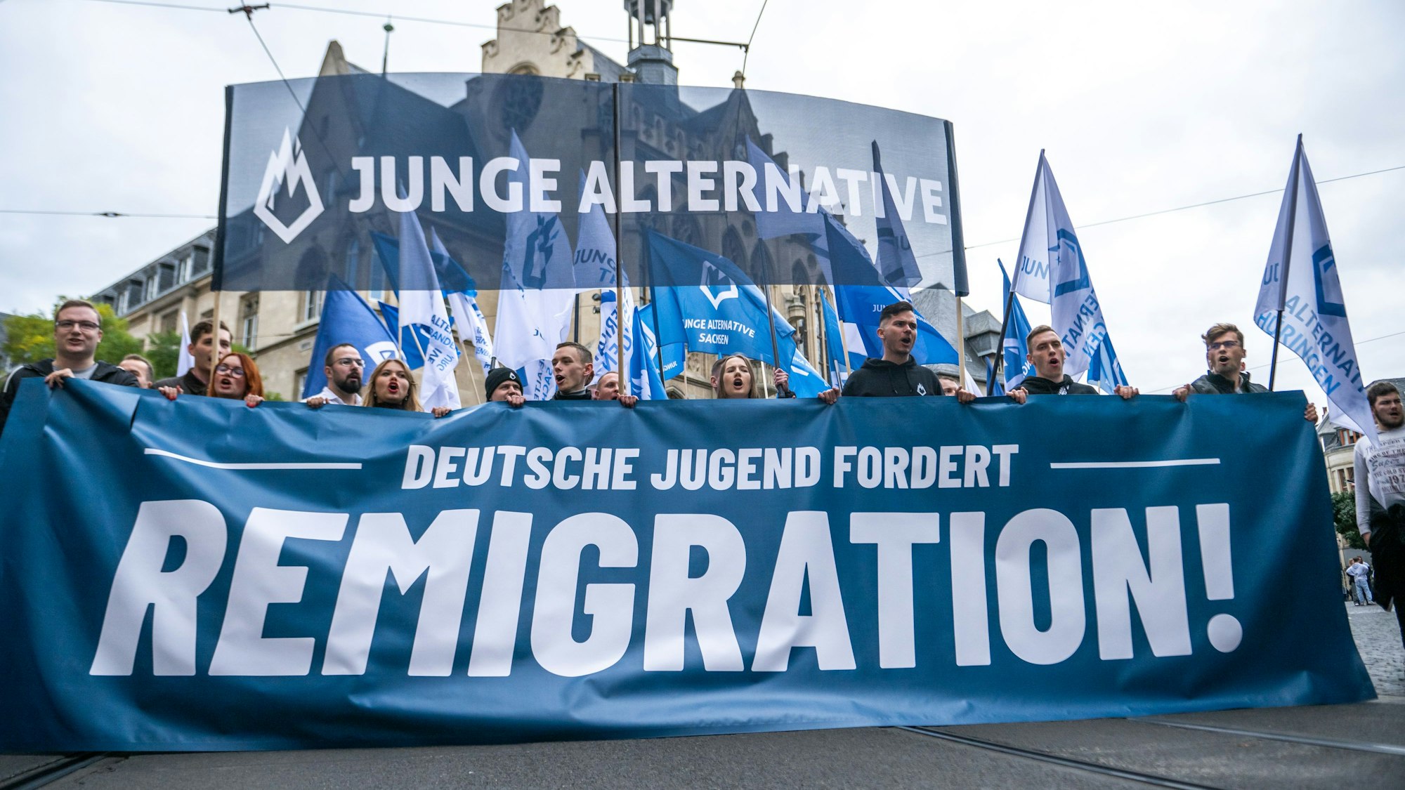 Die "Junge Alternative" während einer Demonstration der AfD unter dem Motto: „Der Osten steht zusammen“ am 28. Oktober 2023 in Erfurt.