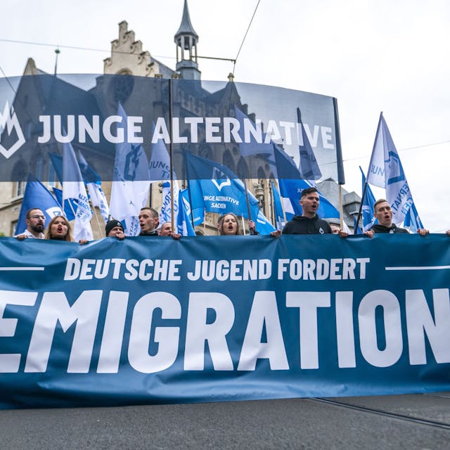 Die "Junge Alternative" während einer Demonstration der AfD unter dem Motto: „Der Osten steht zusammen“ am 28. Oktober 2023 in Erfurt.