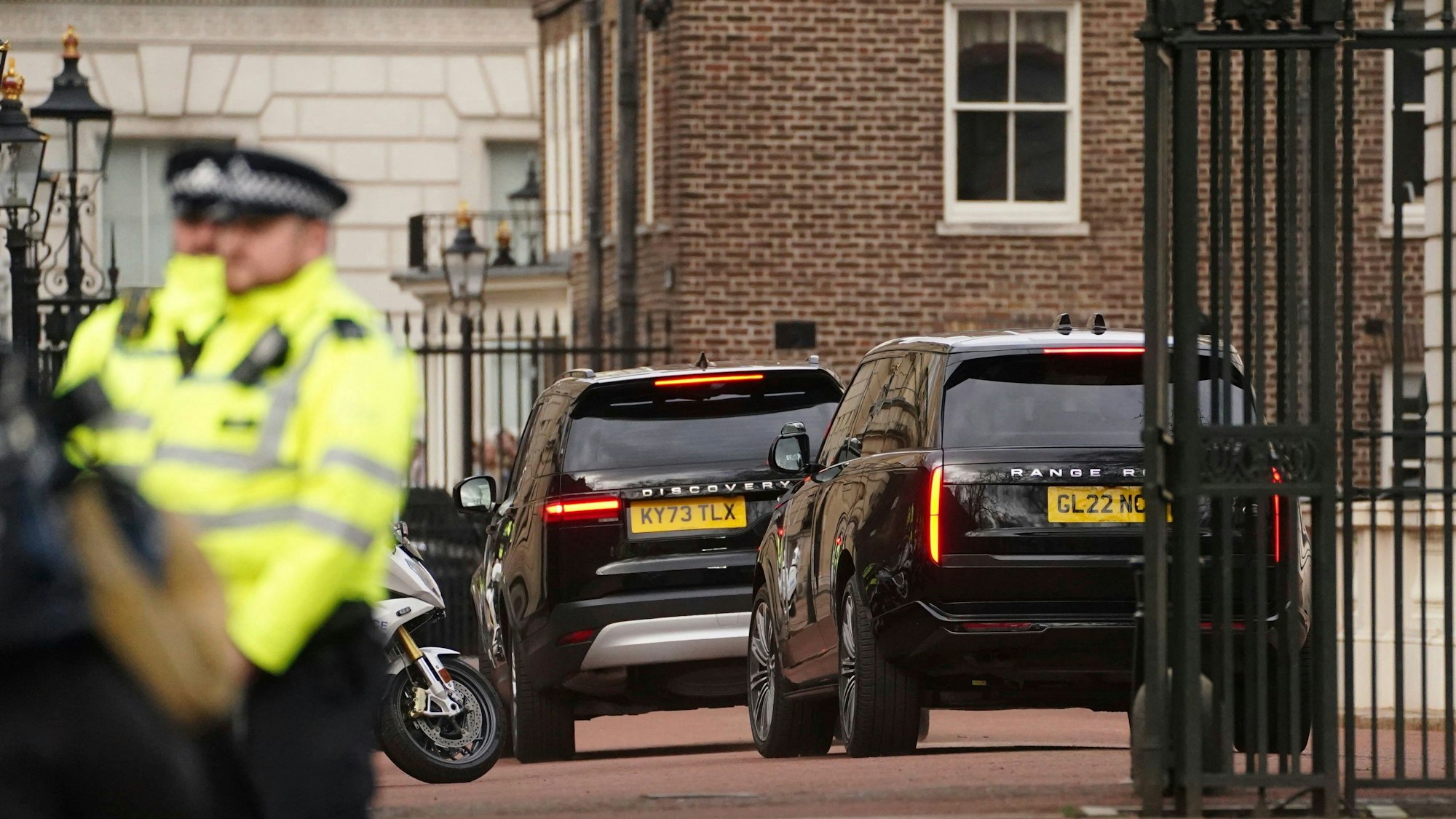 Ein Autokonvoi, in dem Prinz Harry vermutet wird, trifft am Clarence House in London ein.