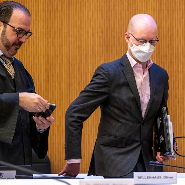 Prozess in München: Oliver Bellenhaus (r), Mitangeklagter im Wirecard-Prozess, geht vor Beginn der Fortsetzung des Prozesses mit seinem Anwalt Nicolas Frühsorger an seinen Platz.