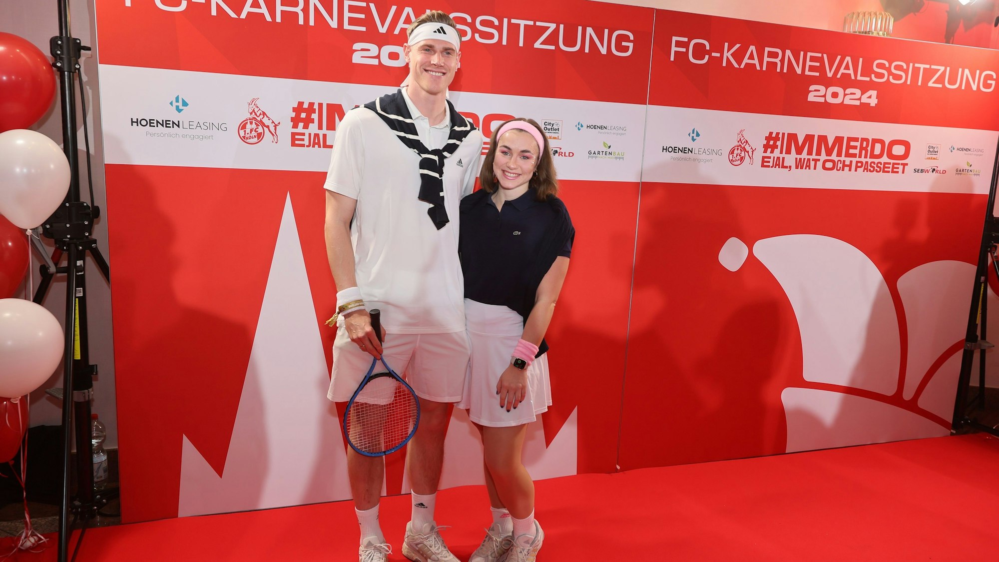 Steffen Tigges mit Frau Sara geben sich im Tennis-Outfit.



