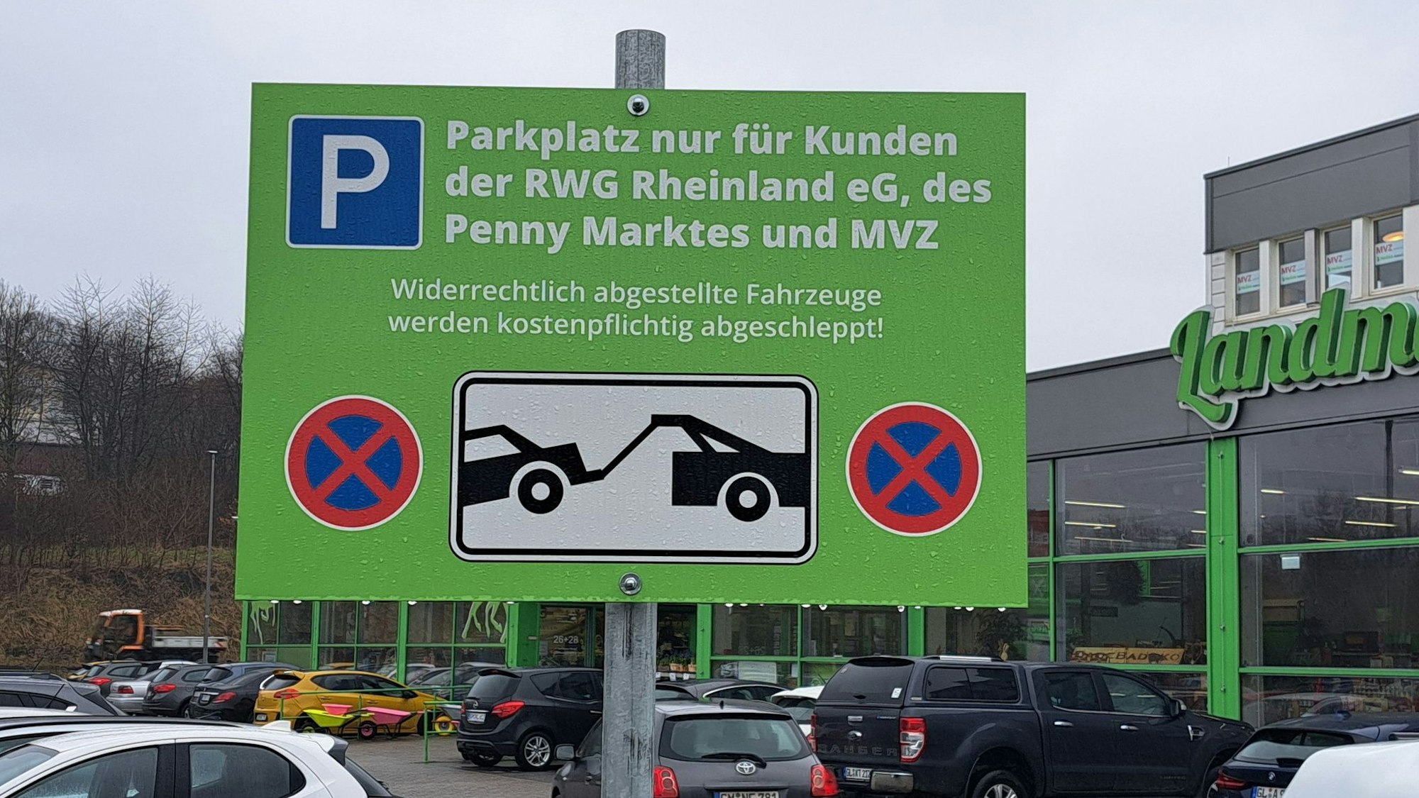 Das Foto zeigt den Parkplatz zwischen Raiffeisen- und Penny-Markt und ein Schild mit der Aufschrift "Parkplatz nur für Kunden".