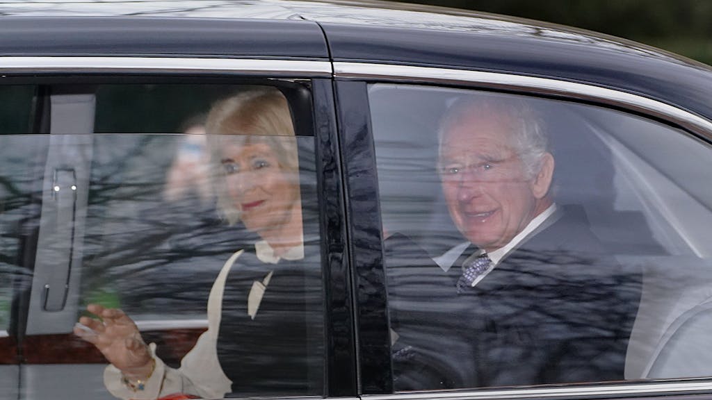 König Charles III. und Königin Camilla verlassen in einer Limousine das Clarence House.