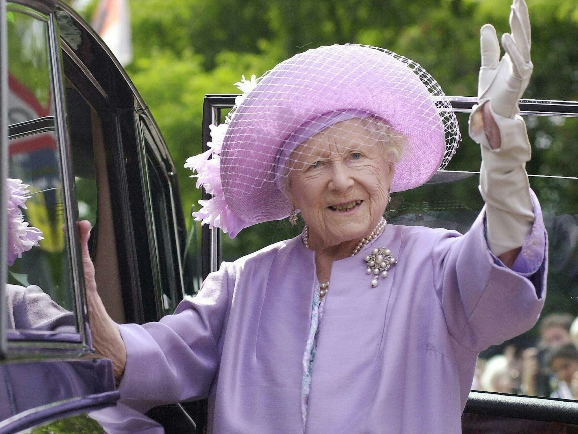 Queen Mum (*4. August 1900, †30. März 2002), die Großmutter von König Charles III., erkrankte an Darmkrebs.