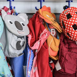 Garderobe und Taschen von Kindern hängen im Flur einer Kindertagesstätte.&nbsp;