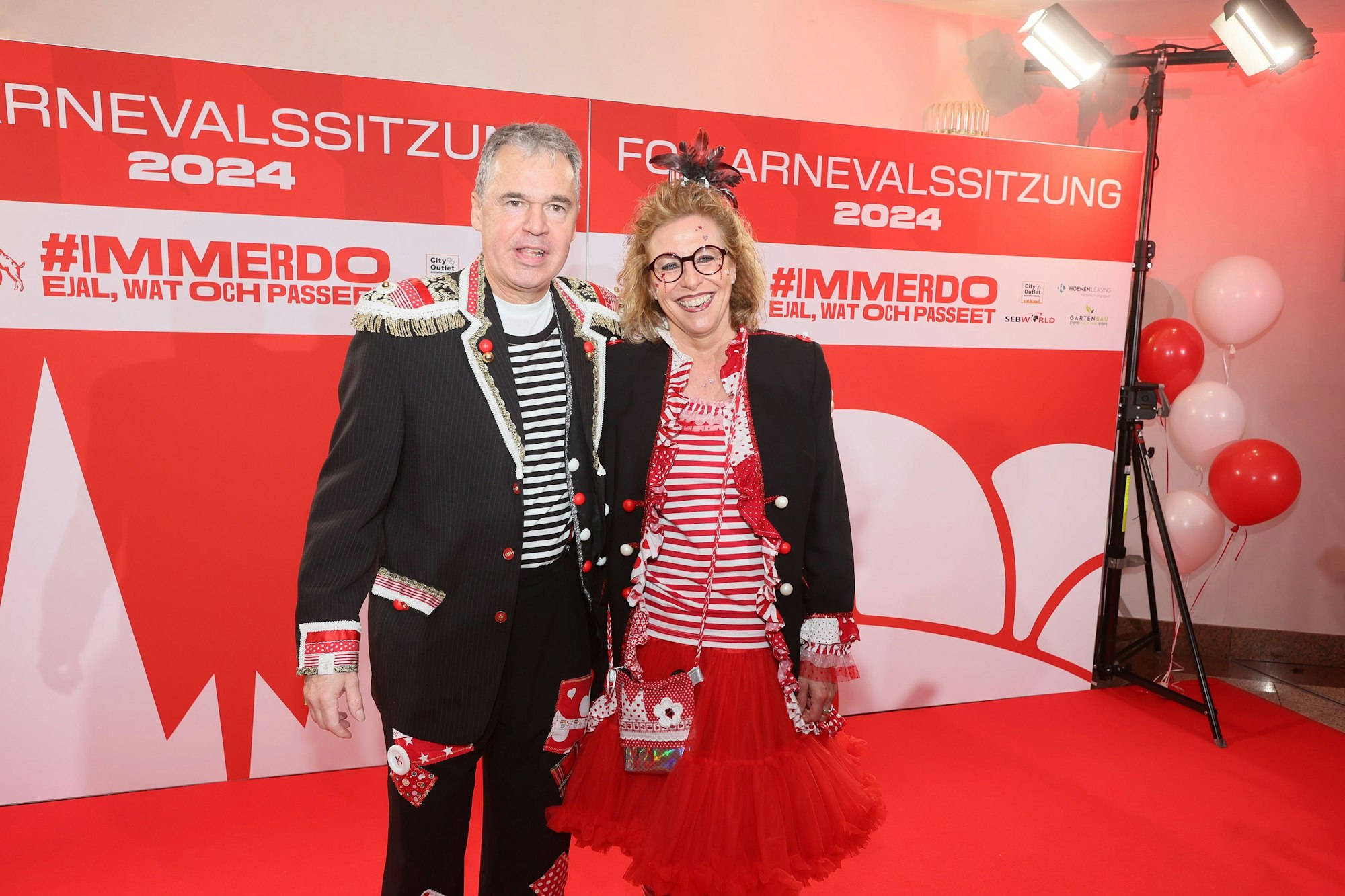 DFB-Geschäftsführer Andreas Rettig zusammen mit seiner Frau in Ringelhemd-Optik.



