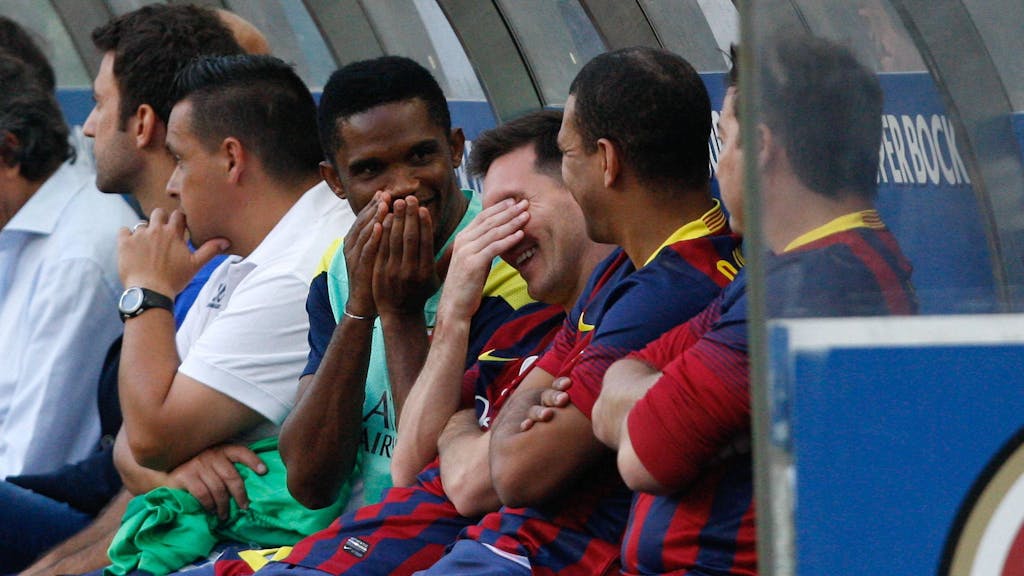 Samuel Eto'o amüsiert sich beim Abschiedsspiel von Deco mit Lionel Messi auf der Bank.