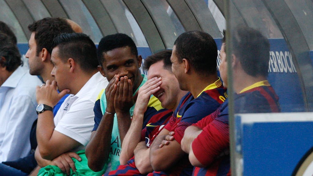 Samuel Eto'o amüsiert sich beim Abschiedsspiel von Deco mit Lionel Messi auf der Bank.