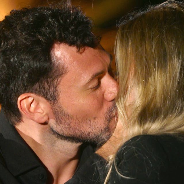 Ein Mann und eine Frau küssen sich.