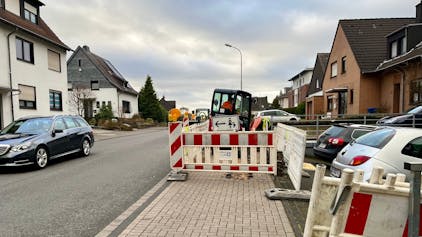 Eine Baustelle an der Von-Knoeringen-Straße blockiert den Gehweg zur Grundschule im Kirchfeld.