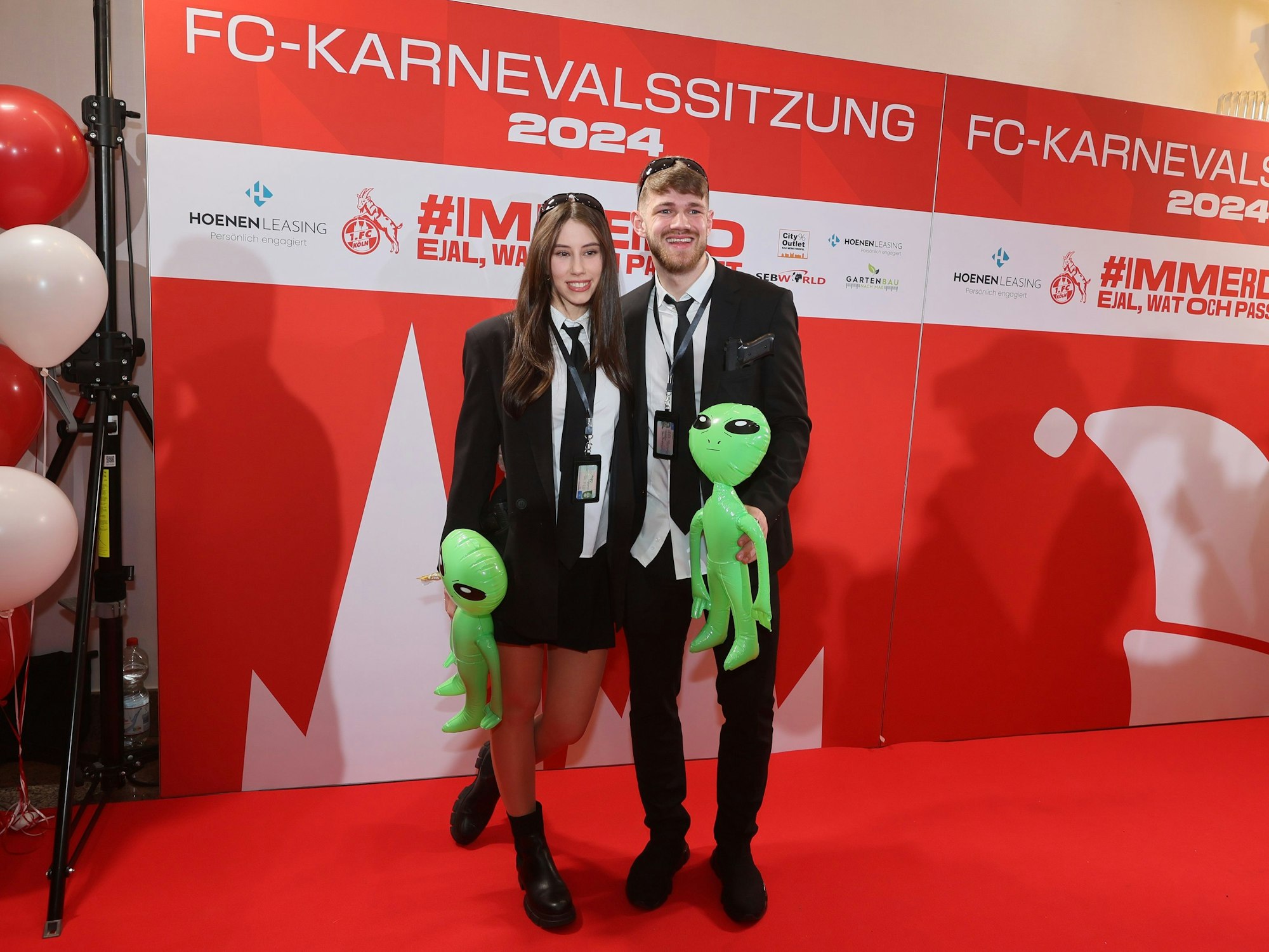 FC-Stürmer Jan Thielmann jagt wohl nicht nur der Frankfurter Abwehr einen Schrecken ein, sondern auch Aliens. Zusammen mit seiner Freundin zeigte sich der 21-Jährige als Agent aus dem Film „Men in Black“.