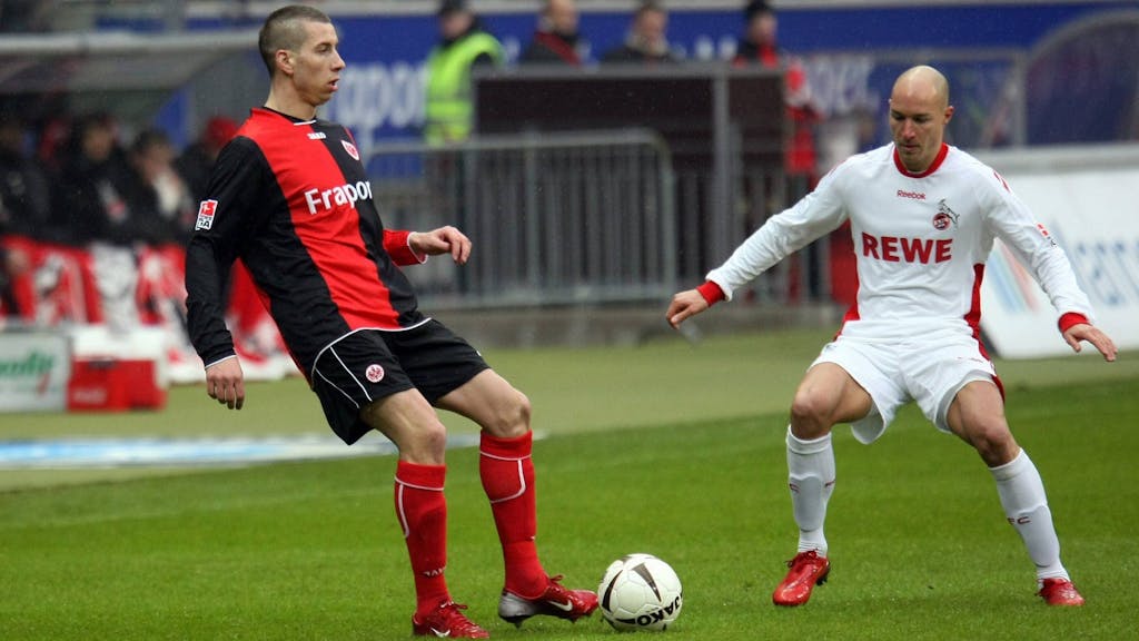 Nikola Petkovic im Spiel von Eintracht Frankfurt im Zweikampf gegen Nemanja Vucicevic vom 1. FC Köln.