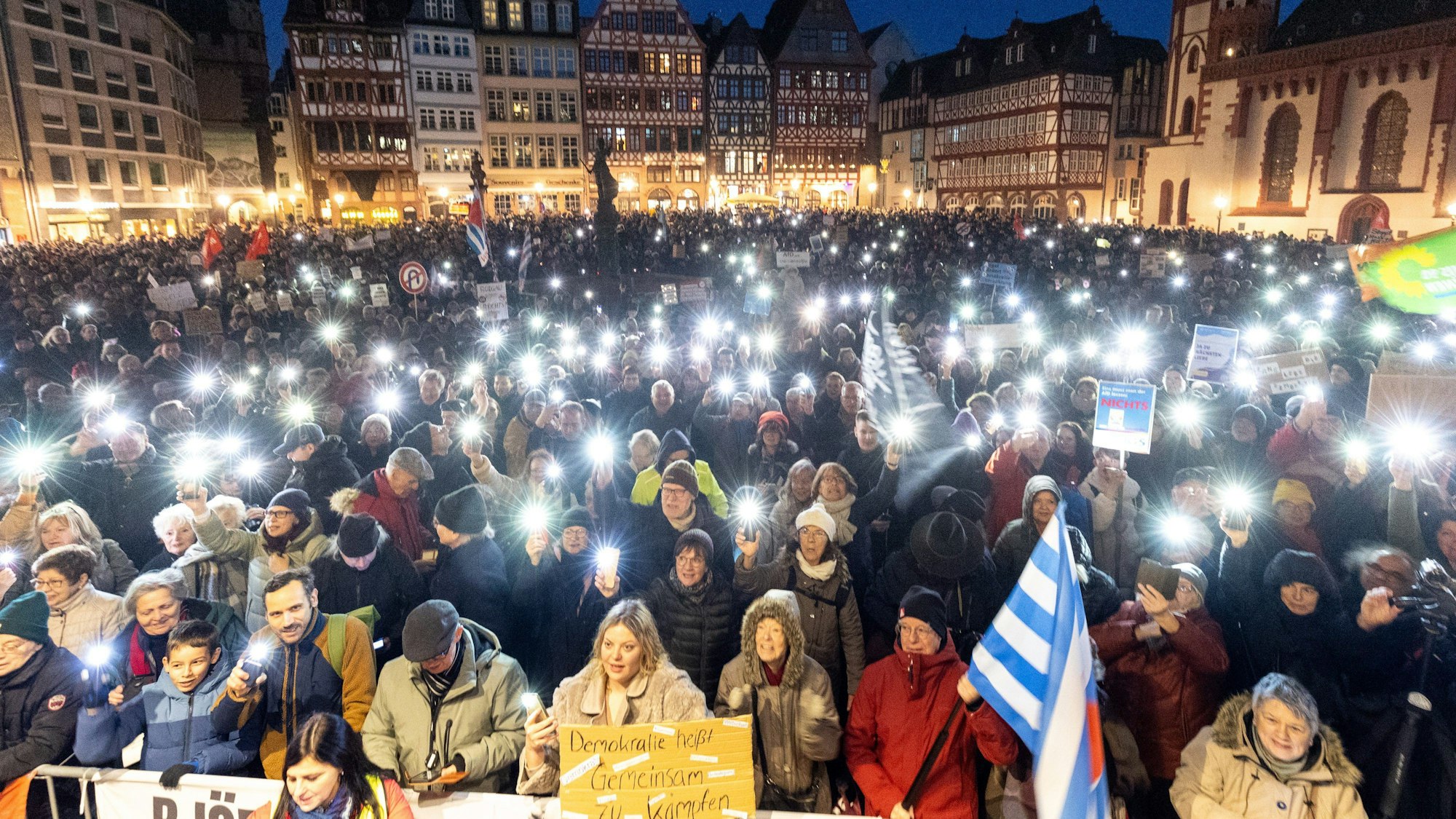 dpatopbilder - 05.02.2024, Hessen, Frankfurt/Main: Demonstrierende halten bei der Kundgebung «Frankfurt steht auf für Demokratie» unzählige Lichter in die Höhe.