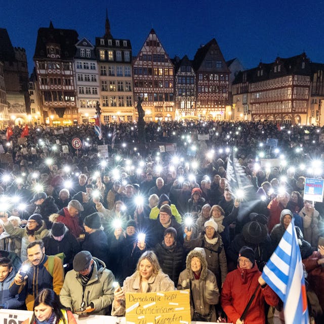 dpatopbilder - 05.02.2024, Hessen, Frankfurt/Main: Demonstrierende halten bei der Kundgebung «Frankfurt steht auf für Demokratie» unzählige Lichter in die Höhe.&nbsp;