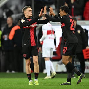Leverkusens Amine Adli (r) feiert mit Florian Wirtz das Tor zum 2:2.