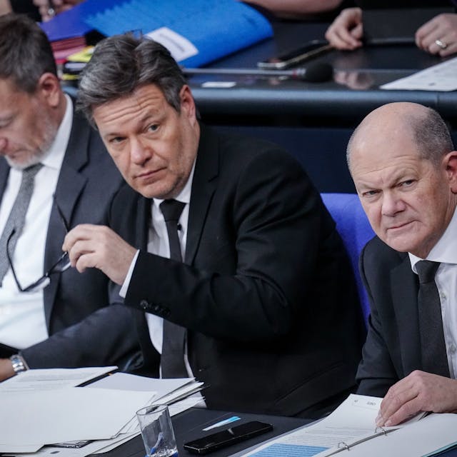 Christian Lindner (v.l.n.r.), Robert Habeck und Olaf Scholz am 31. Januar auf der Regierungsbank im Bundestag. Entlastung von Firmen») Foto: Kay Nietfeld/dpa +++ dpa-Bildfunk +++