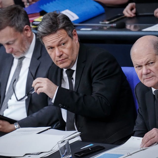 Regierungs- statt Schulbank: Ein Zeugnis gibt es für Christian Lindner (FDP), Robert Habeck (Grüne) und Olaf Scholz (SPD, von links) trotzdem.