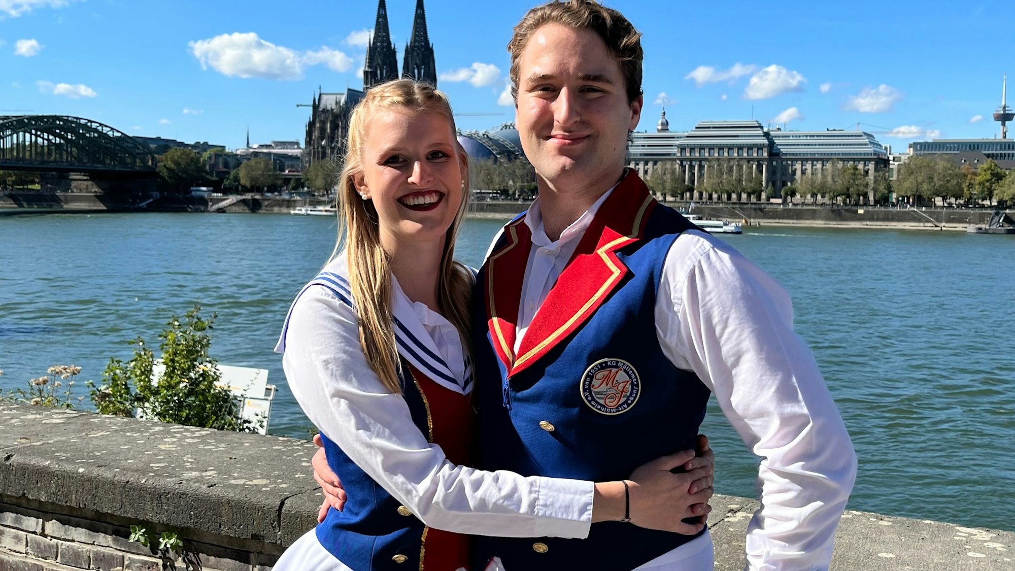 Paulina Dinspel und Matthias Mainz in Tanz-Uniform.
