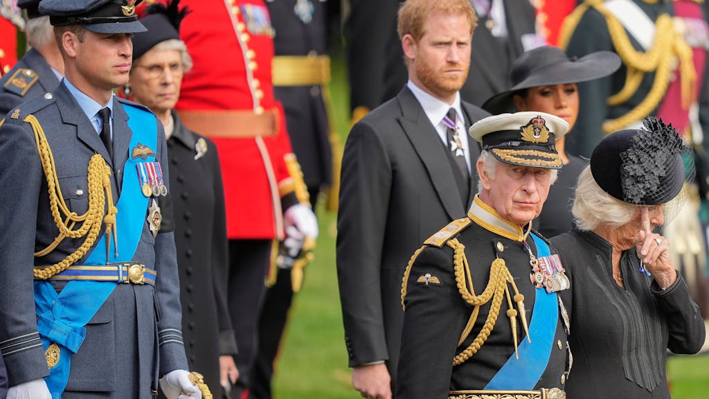 König Charles III., Königin Camilla, Prinz Harry und Prinz William im September 2022 beim Staatsbegräbnis für Königin Elizabeth II..