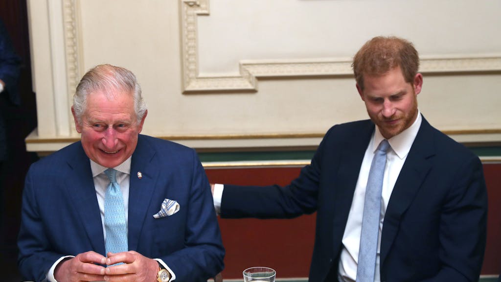 Großbritanniens König Charles (l) und sein Sohn, Prinz Harry, Herzog von Sussex, während eines Forums in Clarence House zur Diskussion über Jugendkriminalität.