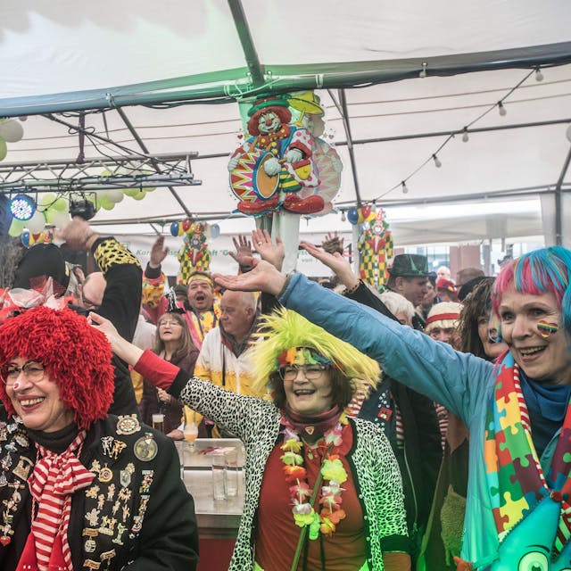 Kostümierte Menschen feiern nach dem Weiberzug in Schlebusch im Festzelt.