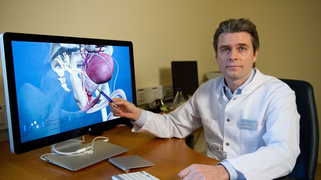 Professor Thorsten Schlomm in der Martini-Klinik am Universitätsklinikum Hamburg-Eppendorf (UKE) auf ein 3D-Modell einer Prostata. Das Foto entstand 2013.
