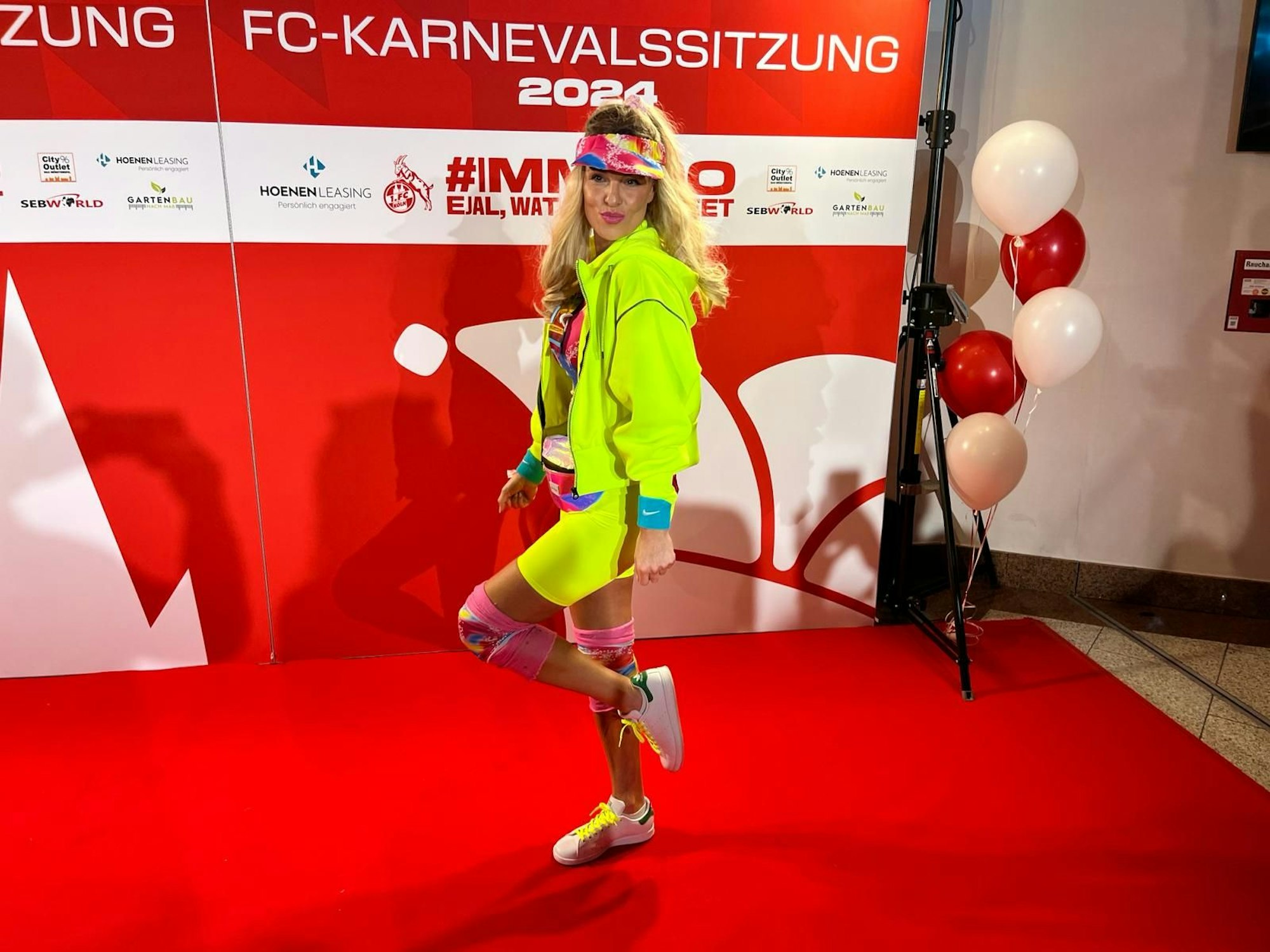 Moderatorin Laura Wontorra ist glühende FC-Anhängerin und kam als Barbie zur Karnevalssitzung des 1. FC Köln.