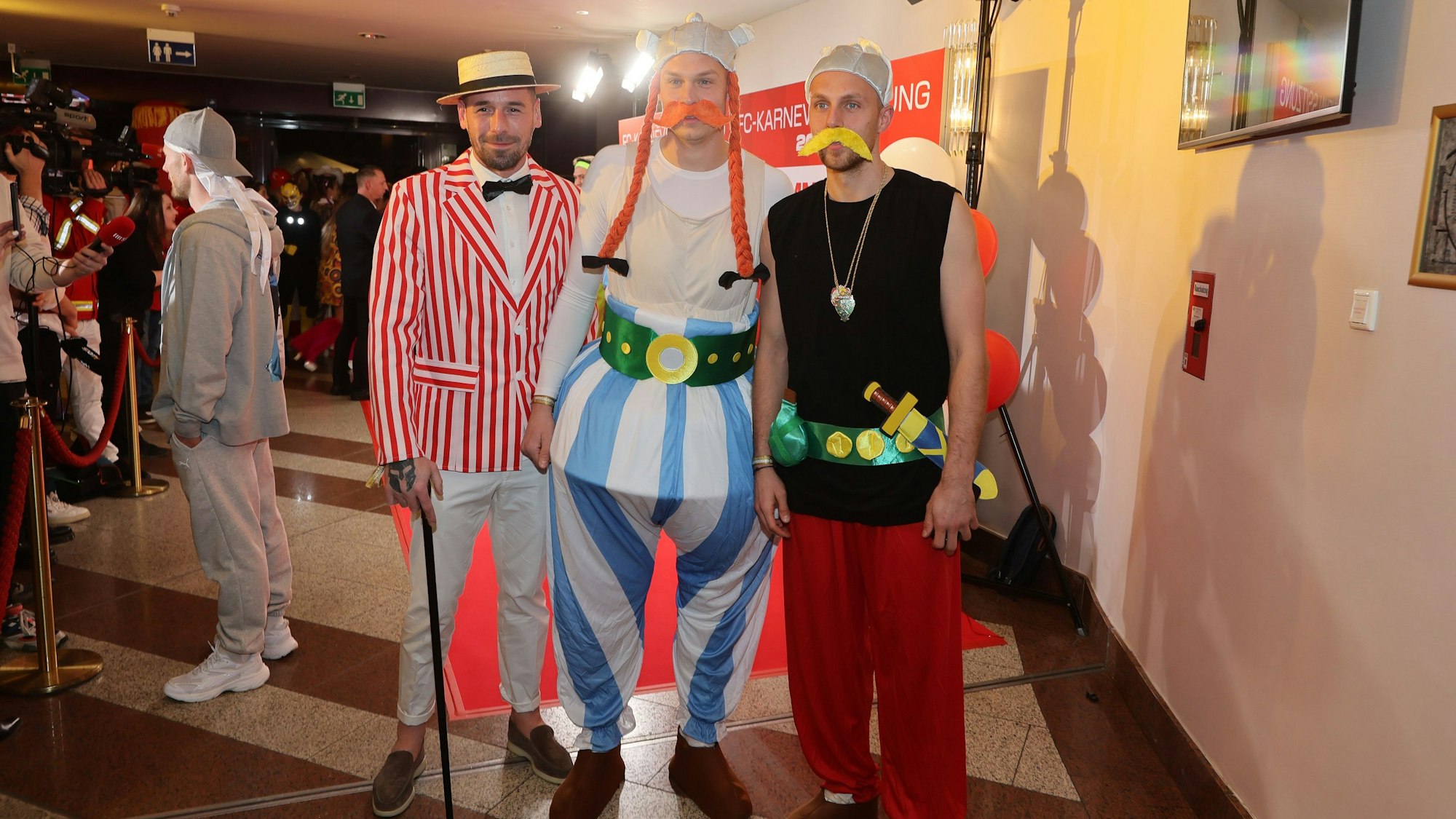 Die FC-Torhüter beisammen: Matthias Köbbing und Marvin Schwäbe als Asterix und Obelix. Philipp Pentke im Varieté-Motto an.



