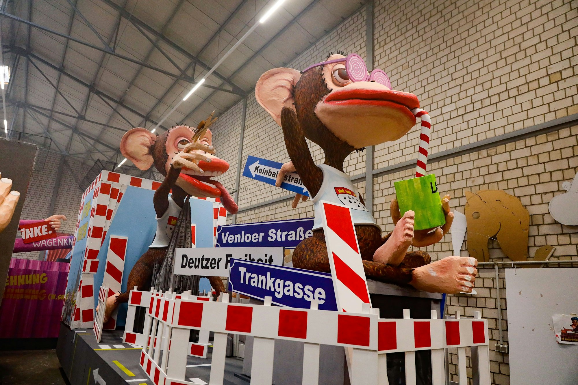 Präsentation der Karnevalswagen im Kölner Rosenmontagszug