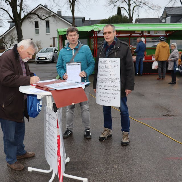 Dominik Zier (2.v.l.) und Herbert Mück (r.) sammelten Unterschriften für den Erhalt der Sparkassenfiliale Höhenhaus. Foto: Uwe Schäfer