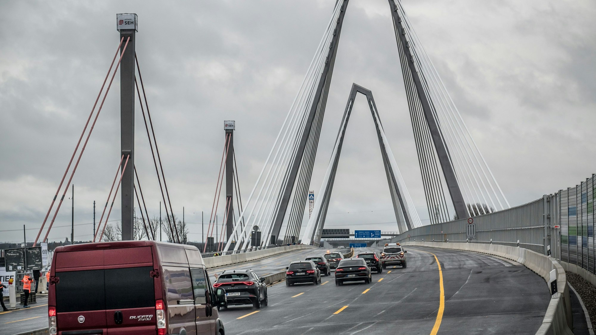Der Verkehr ist freigegeben. Am Nachmittag des 4. februar wurde die Leverkusener Autobahnbrücke freigegeben. Foto: Ralf Krieger