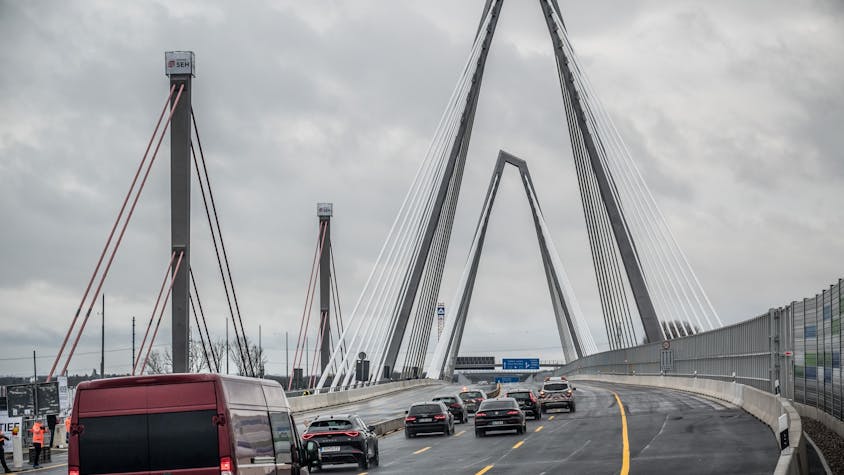 Der Verkehr ist freigegeben. Am Nachmittag des 4. februar wurde die Leverkusener Autobahnbrücke freigegeben. Foto: Ralf Krieger