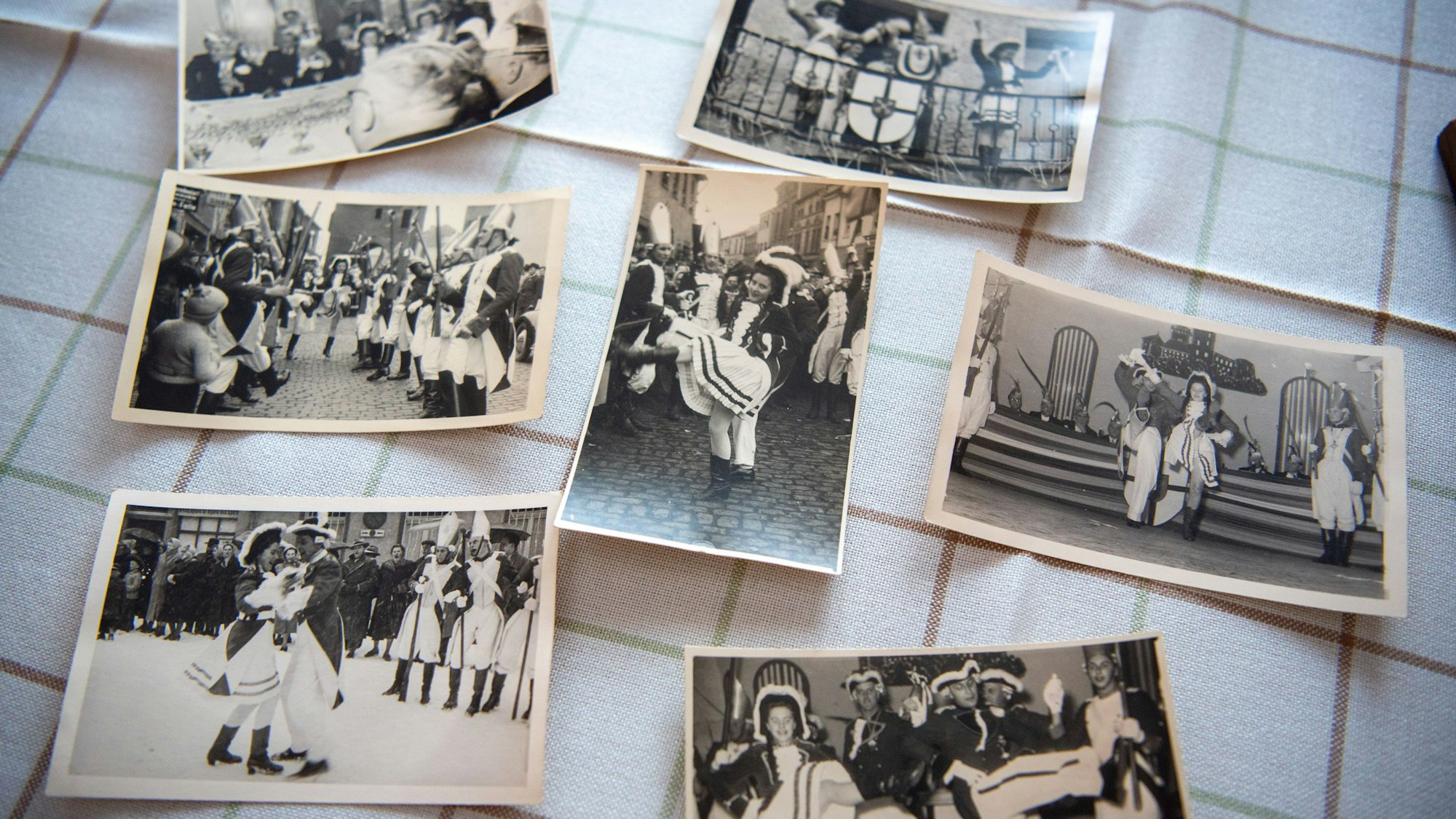 Schwarz-weiße Fotografien zeigen Elisabeth Esser in jungen Jahren beim Karneval in Zülpich.