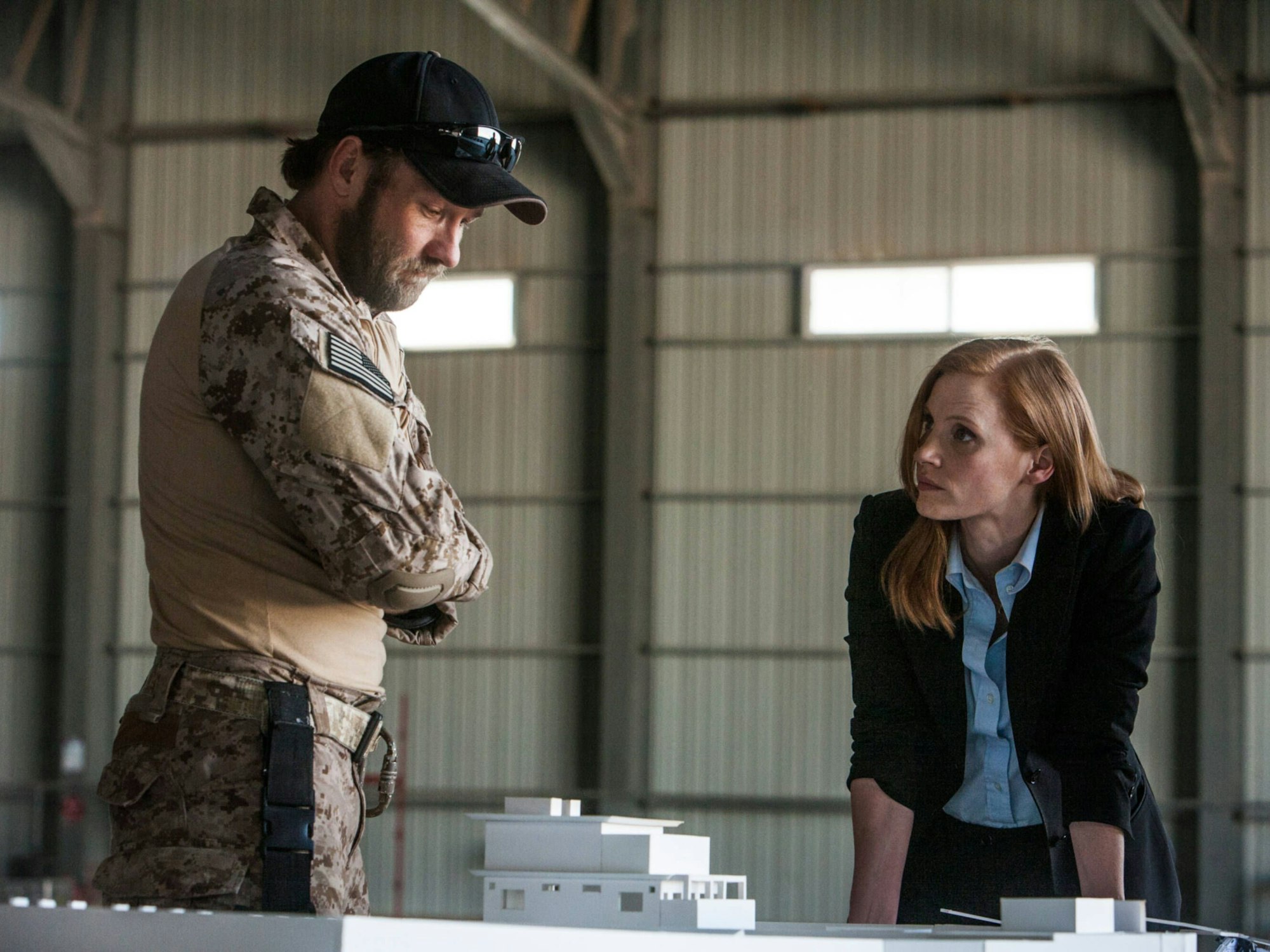 Joel Edgerton und Jessica Chastain stehen im Film "Zero Dark Thirty" vor dem Modellnachbau des Bin Laden Anwesens. Das Bild entstand während der Dreharbeiten im Jahr 2010