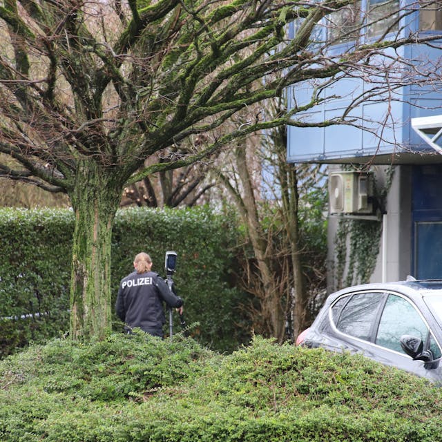 Mehrere bewaffnete Männer haben eine Spedition in Troisdorf an der Josef-Kitz-Straße überfallen und einen Transporter mit Paketen gestohlen. Ein Kriminalbeamter sicherte mit einem 3 D-Scanner Spuren.