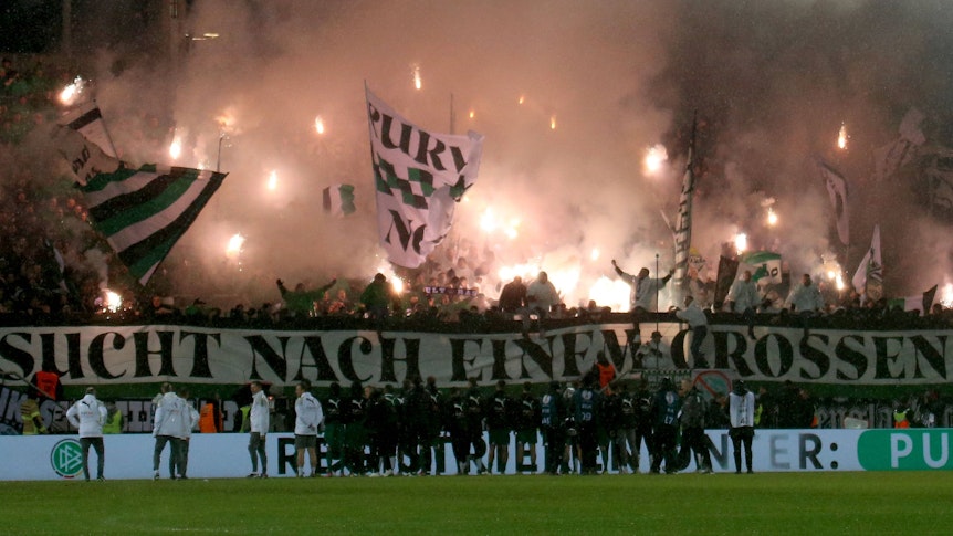 Die Spieler von Borussia Mönchengladbach bei den Fans.