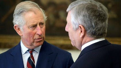 Der damalige Prinz Charles von Wales (l) spricht mit dem jugoslawischen Kronprinzen Alexander II. Karadjordjevic.