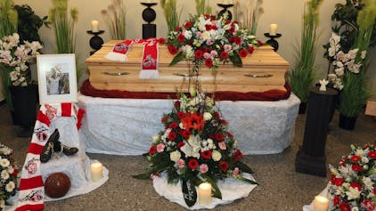 Seine alten Fußballschuhe, ein Lederball, FC-Schals und Blumengedecke am Sarg von Heinz Simmet. Die Vereinslegende wurde am Mittwoch beigesetzt.
