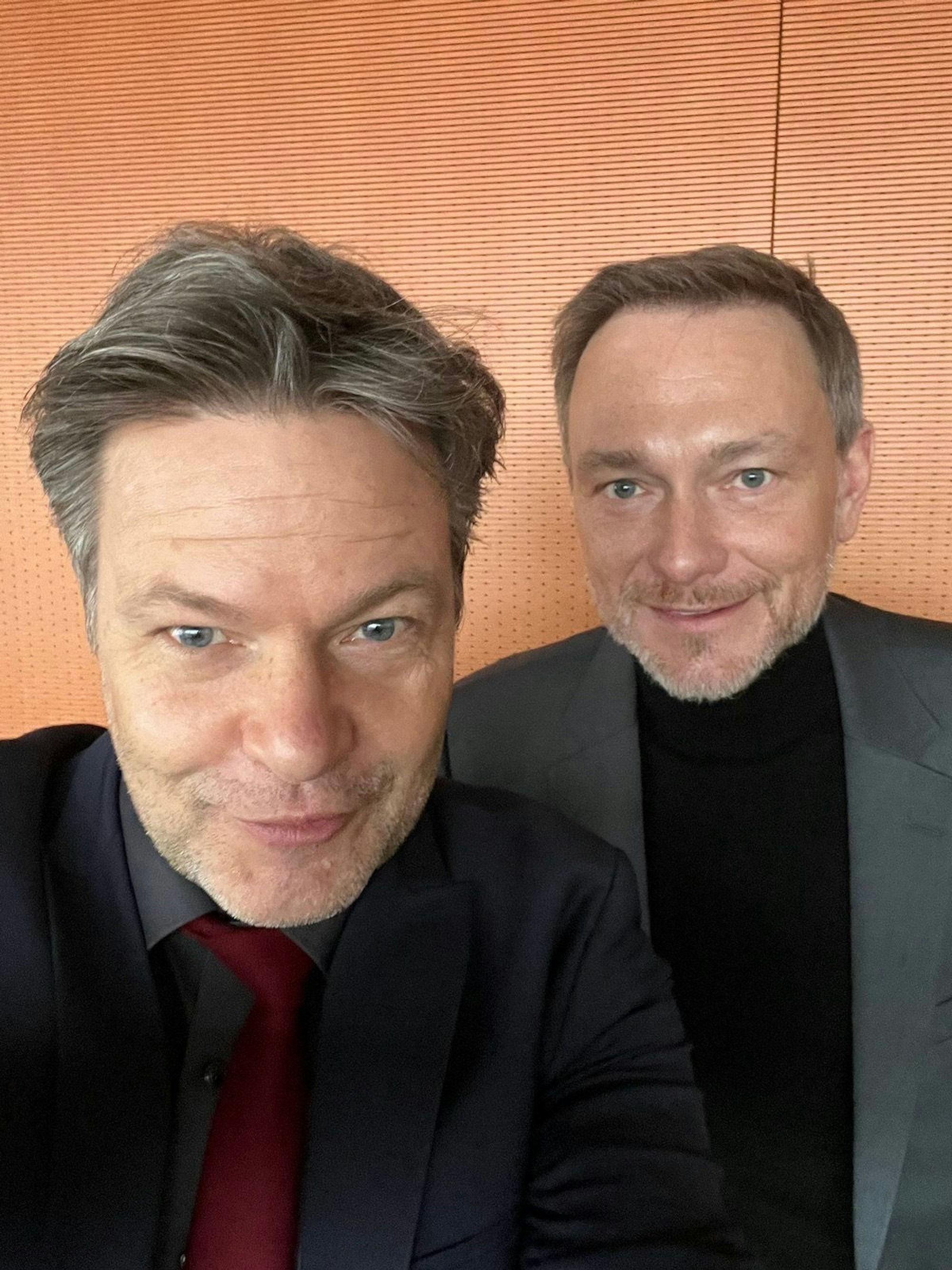 Wirtschaftsminister Robert Habeck (Die Grünen) und Finanzminister Christian Lindner (FDP) sind auf einem Foto zu sehen, das die Beiden jeweils auf ihrem Instagram-Account veröffentlichten.