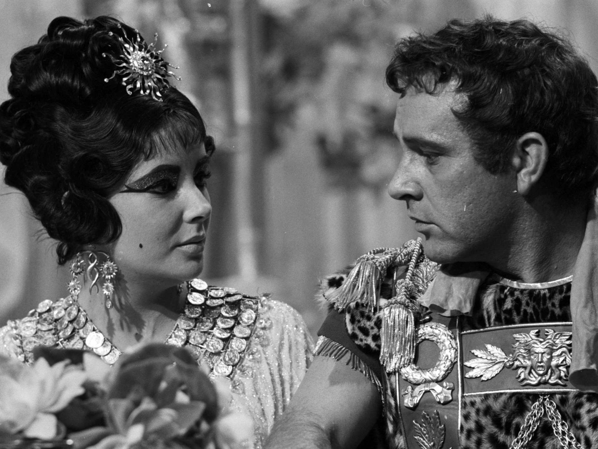 Elizabeth Taylor und Richard Burton im Film "Cleopatra". Die Aufnahme stammt aus dem Jahr 1962