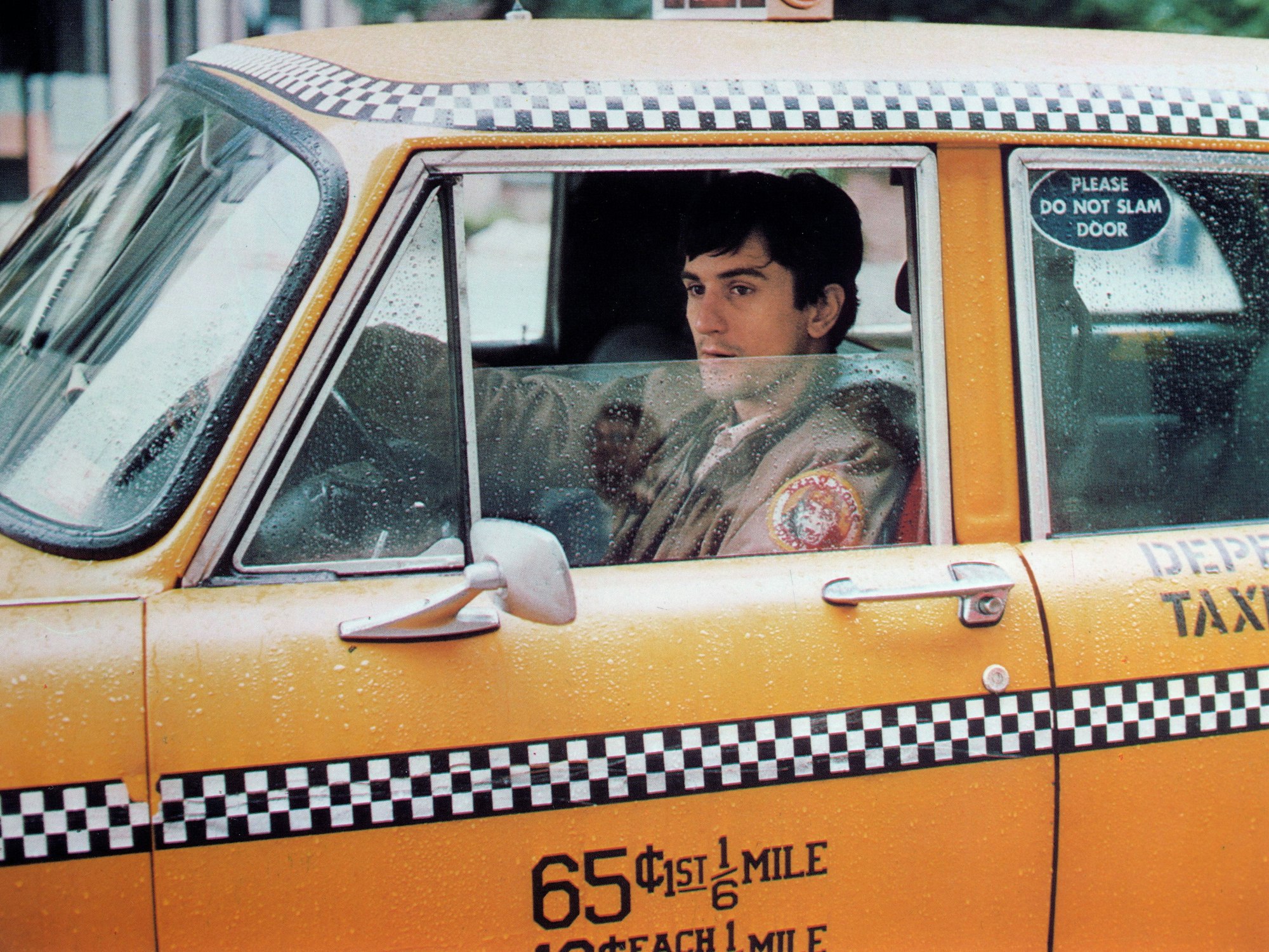 Robert de Niro sitzt in einem Taxi im gleichnamigen Film "Taxi Driver"