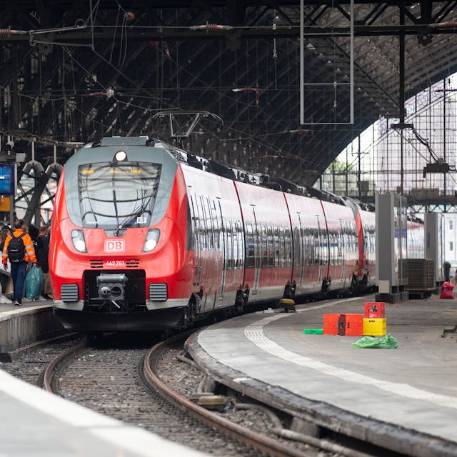 Bahnreisende warten auf dem Bahnsteig auf die Einfahrt des Zuges im Kölner Hauptbahnhof.&nbsp;